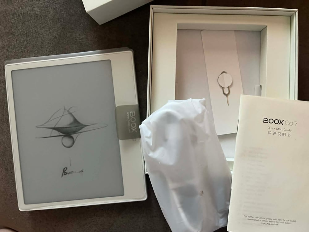 comes with charging cable to usb, SD card opener can add more storage SD microchip white ereader boox go 7