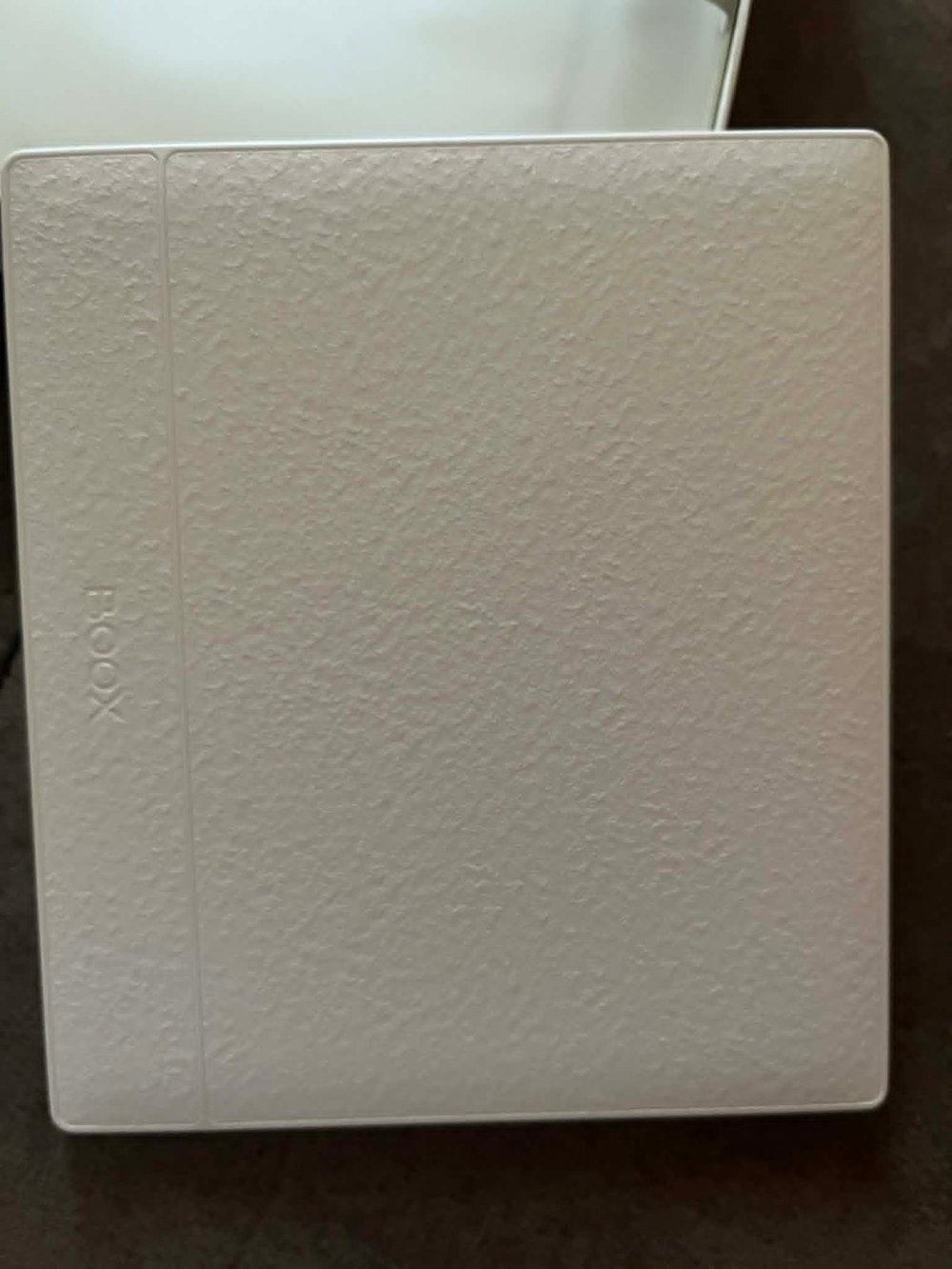 textured back white ereader e-ink eink bookstagram booktok bookworm