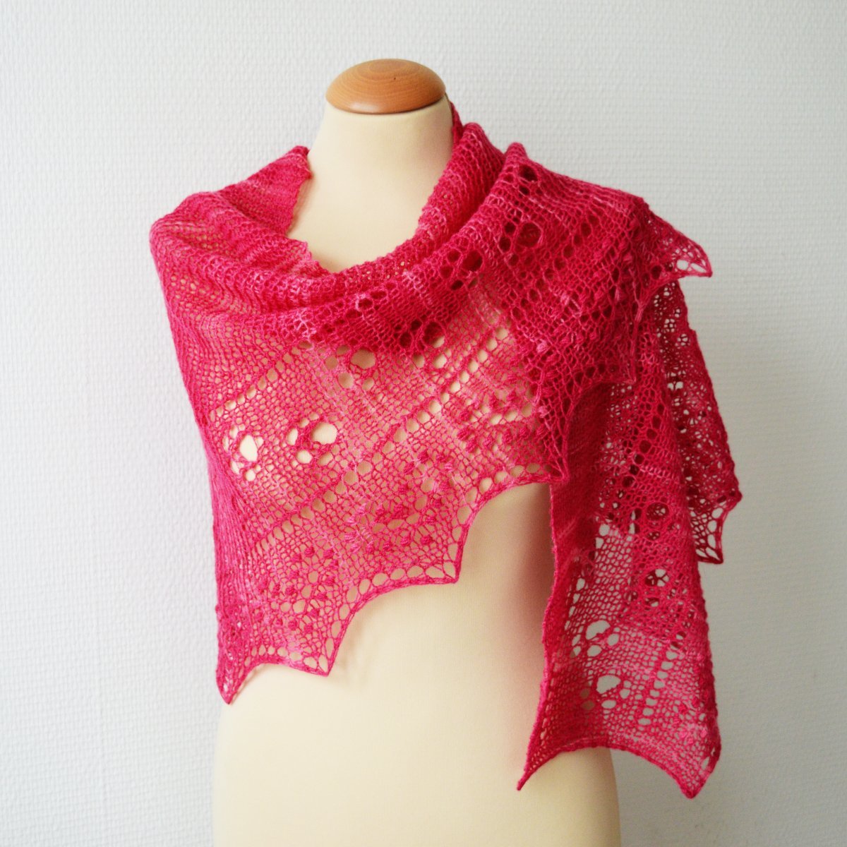 blocking an asymmetrical shawl - La Visch Designs