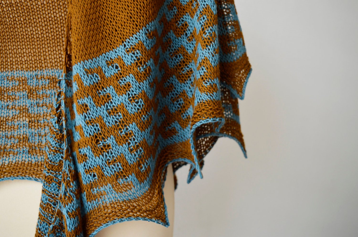 blocking an asymmetrical shawl - La Visch Designs