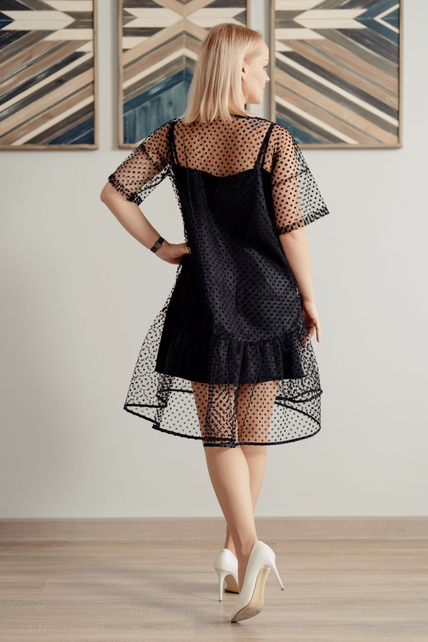 Femme portant la Robe Sparkle en tulle à pois noirs, vue de dos avec volant, patron de couture PDF MUNA Patterns