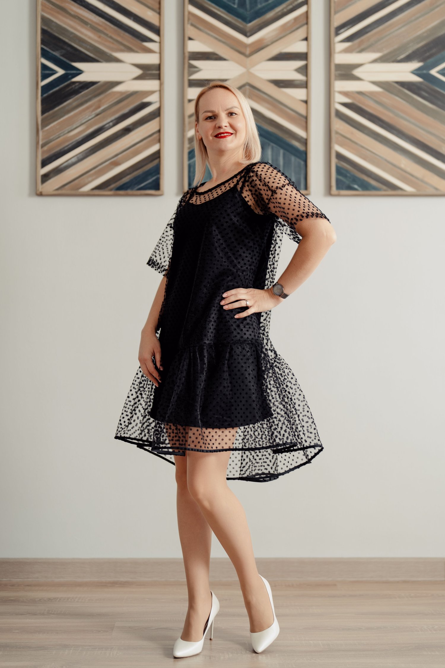 Vue de face de la Robe Sparkle à pois en tulle avec manches transparentes superposées, tailles XS à L, MUNA Patterns