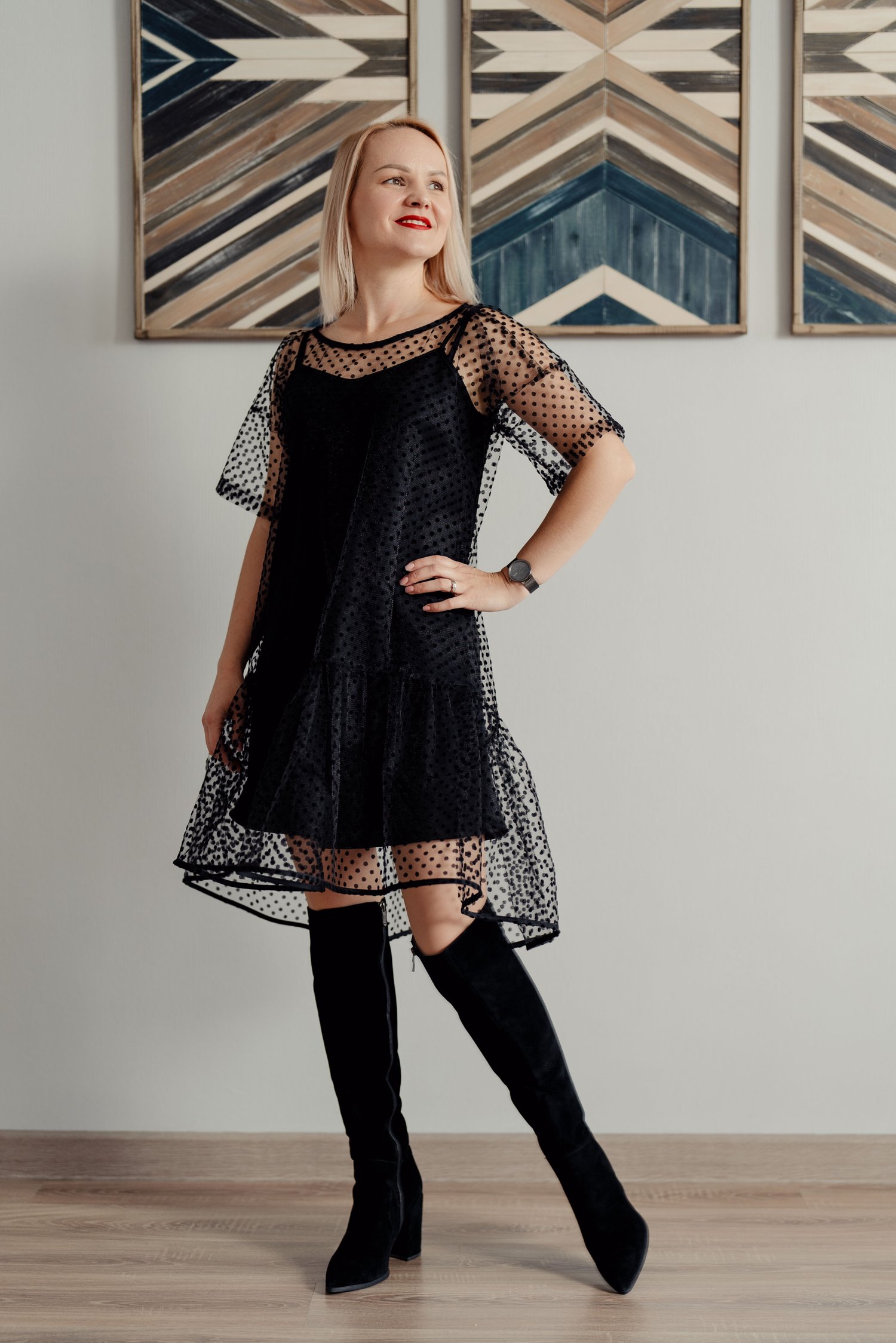 Robe Sparkle noire à pois en tulle stylisée avec bottes noires montantes, pose de côté, MUNA Patterns