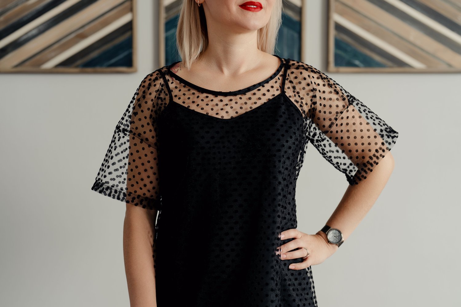 Détail rapproché du tissu tulle à pois noirs et des manches transparentes de la Robe Sparkle, MUNA Patterns