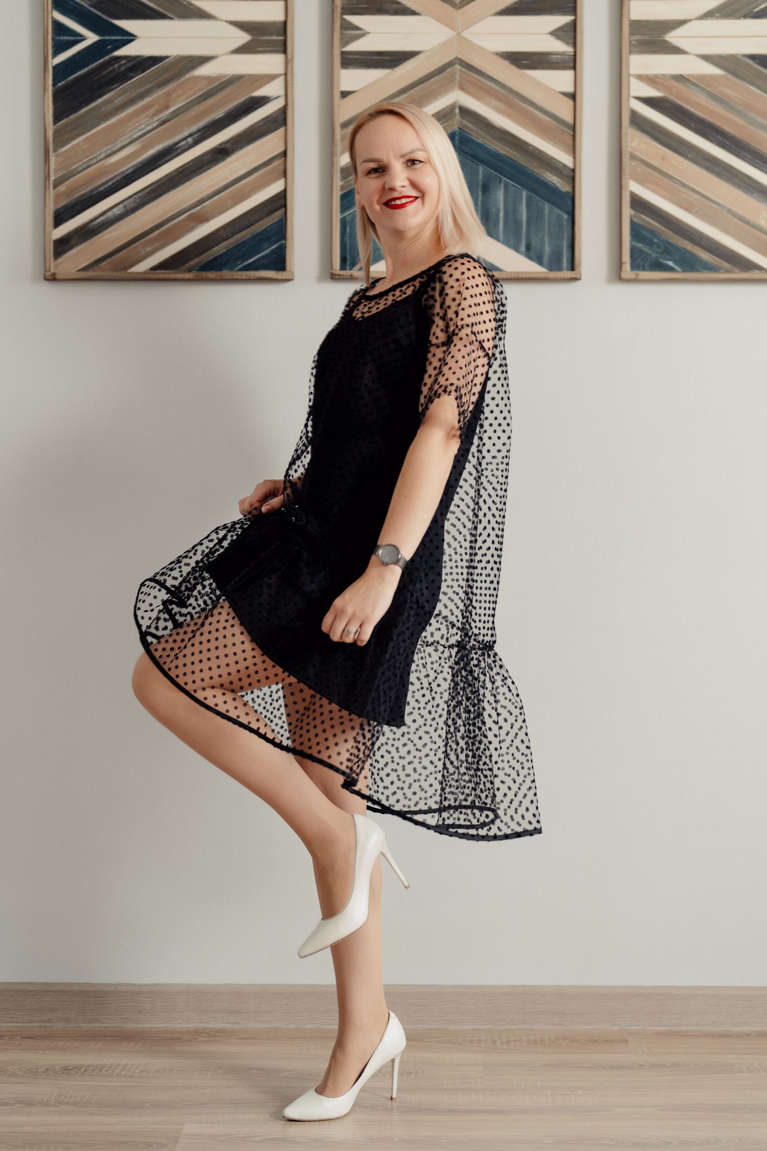 Robe Sparkle noire en tulle en mouvement, jupe évasée et volant visible, patron de couture intermédiaire MUNA Patterns