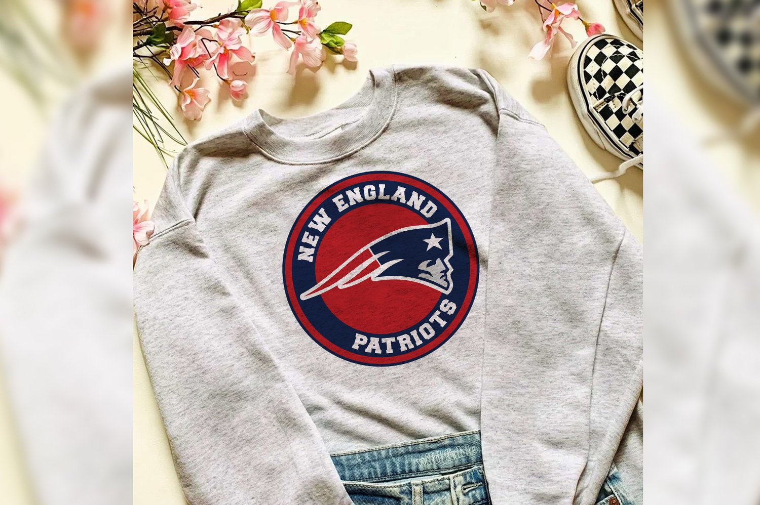 Vintage New England Patriots NFL Football Crewneck Sweatshirt Logo