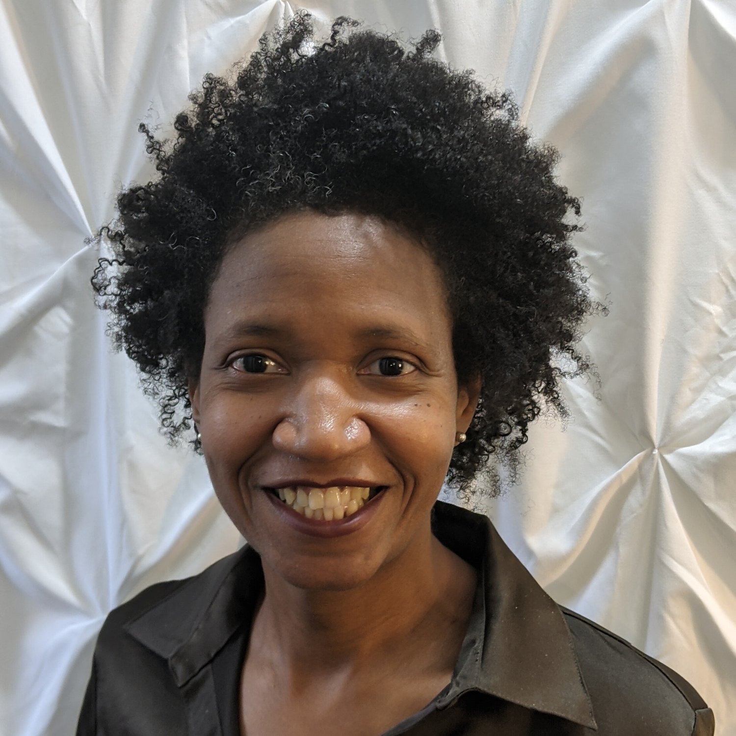 Picture of Course Author, Ro Cain. A Woman looking into the camera.