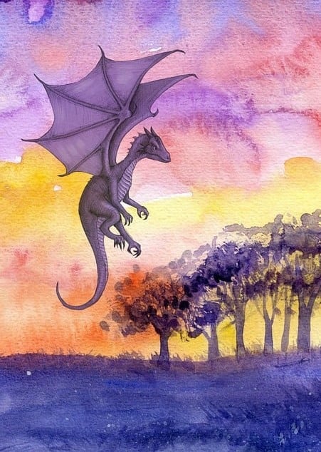 Dibujo de paisaje en acuarela de dragón lila sobrevolando bosque, y cielo en el atardecer con matices lila, amarillo, naranja, rojo, rosa, azul