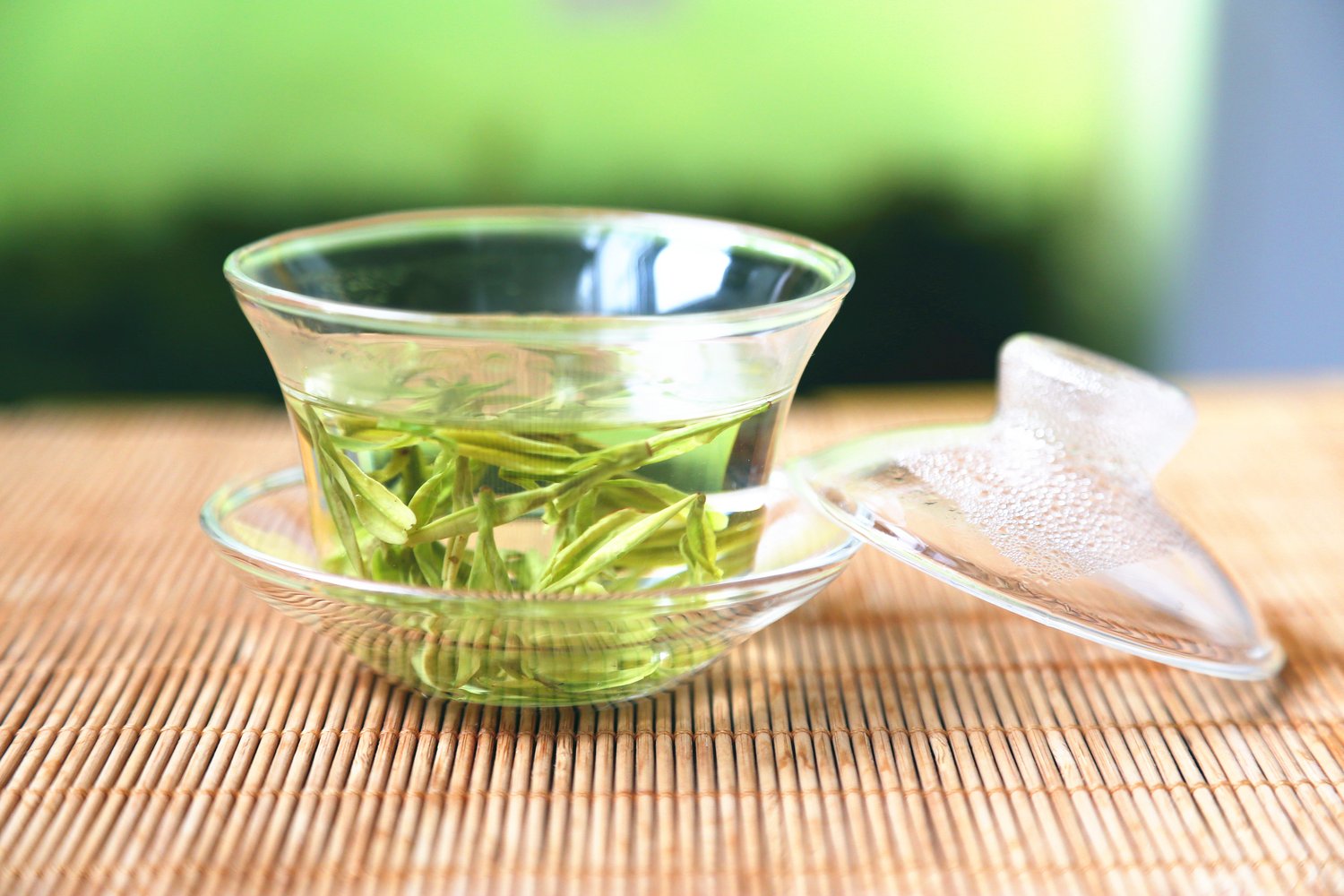 The production process of Longjing Tea is extremely meticulous, involving strict steps such as careful plucking, withering, and pan-firing, each requiring a high level of skill and experience.