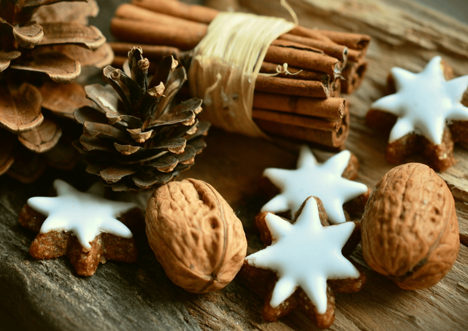 Centro de mesa navideño: ramas de anís, piñas de pino, nueces y galletas de jengibre con forma de estrella