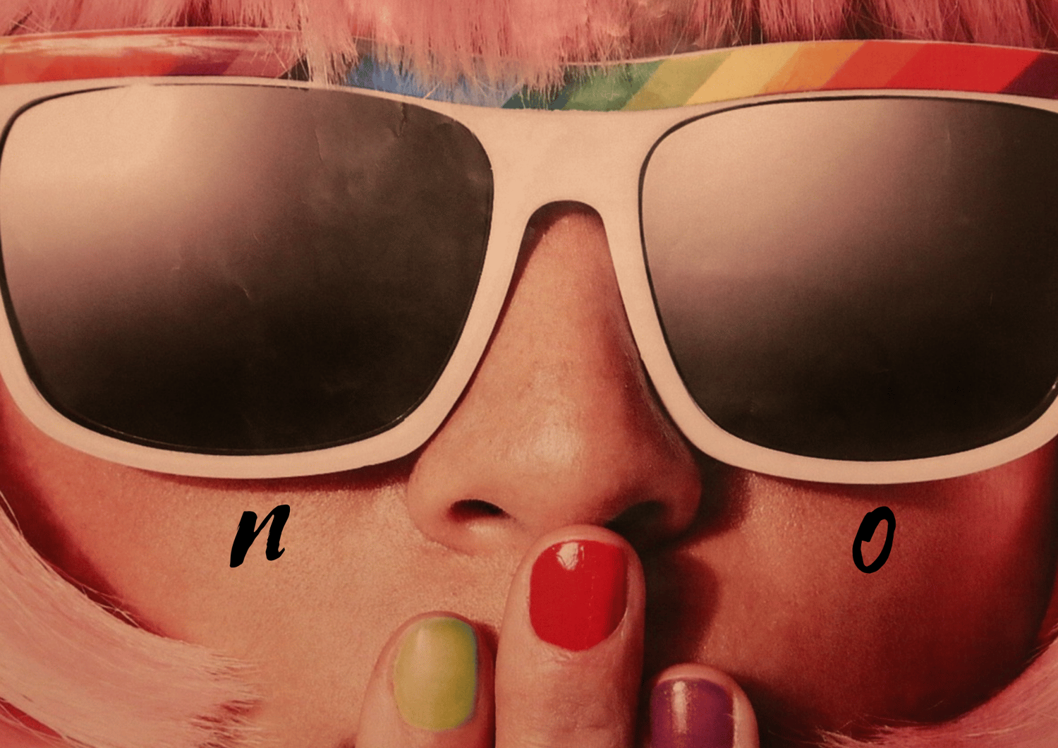 Mujer sorprendida con pose estilosa: gafas de sol y uñas multicolor, pelo rosa