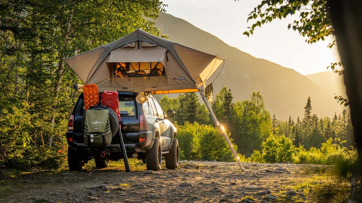 Camping 4x4 tent on roof