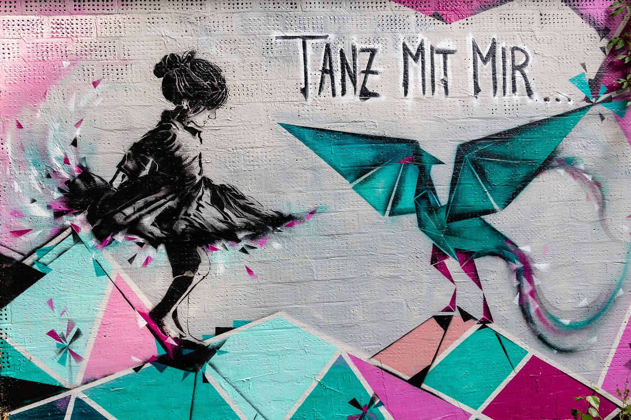 Graffiti a spray, imagen de bailarina con tutú y pájaro de fantasía azul y rosa