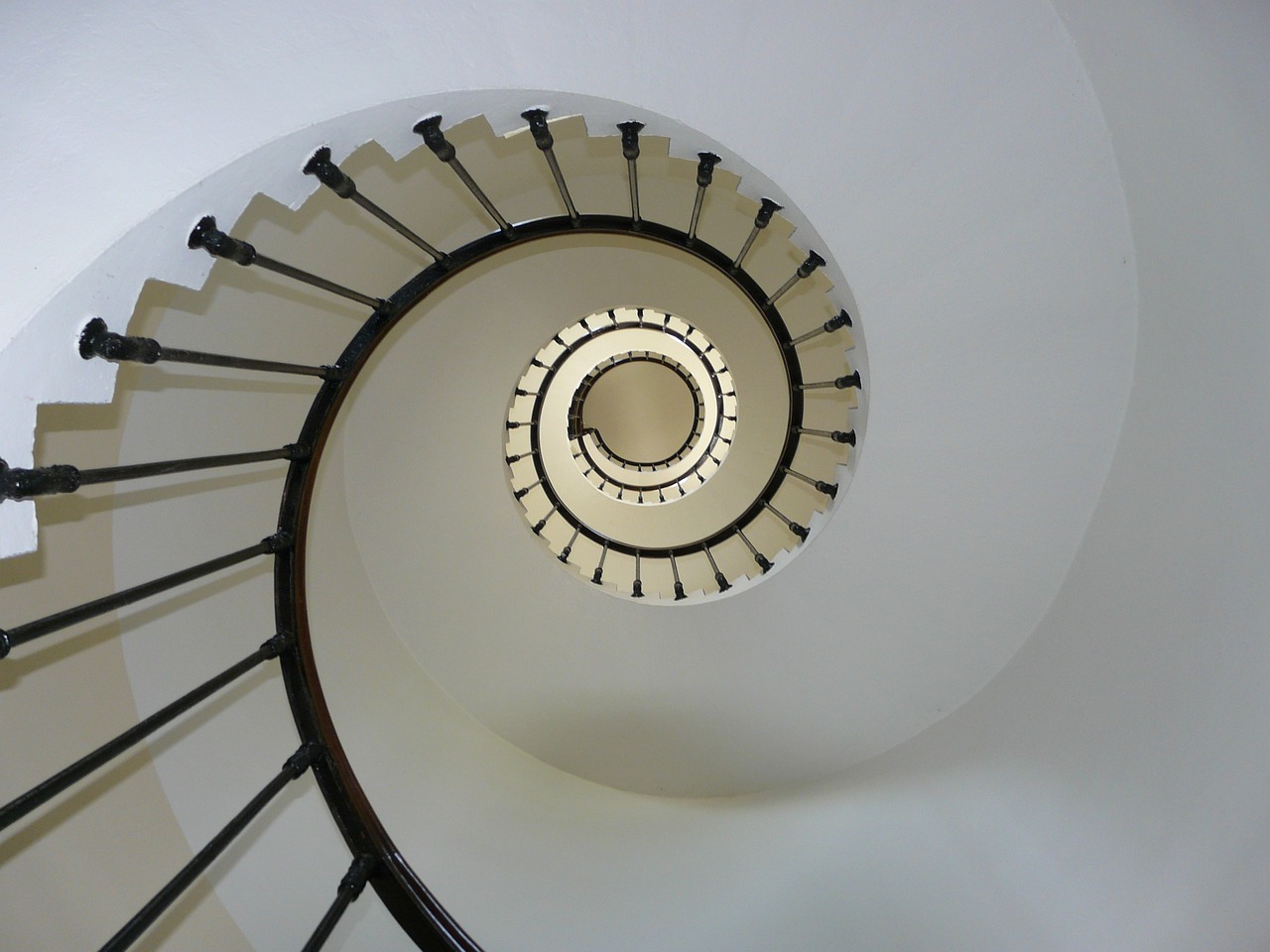 Escalera caracol blanca y negra