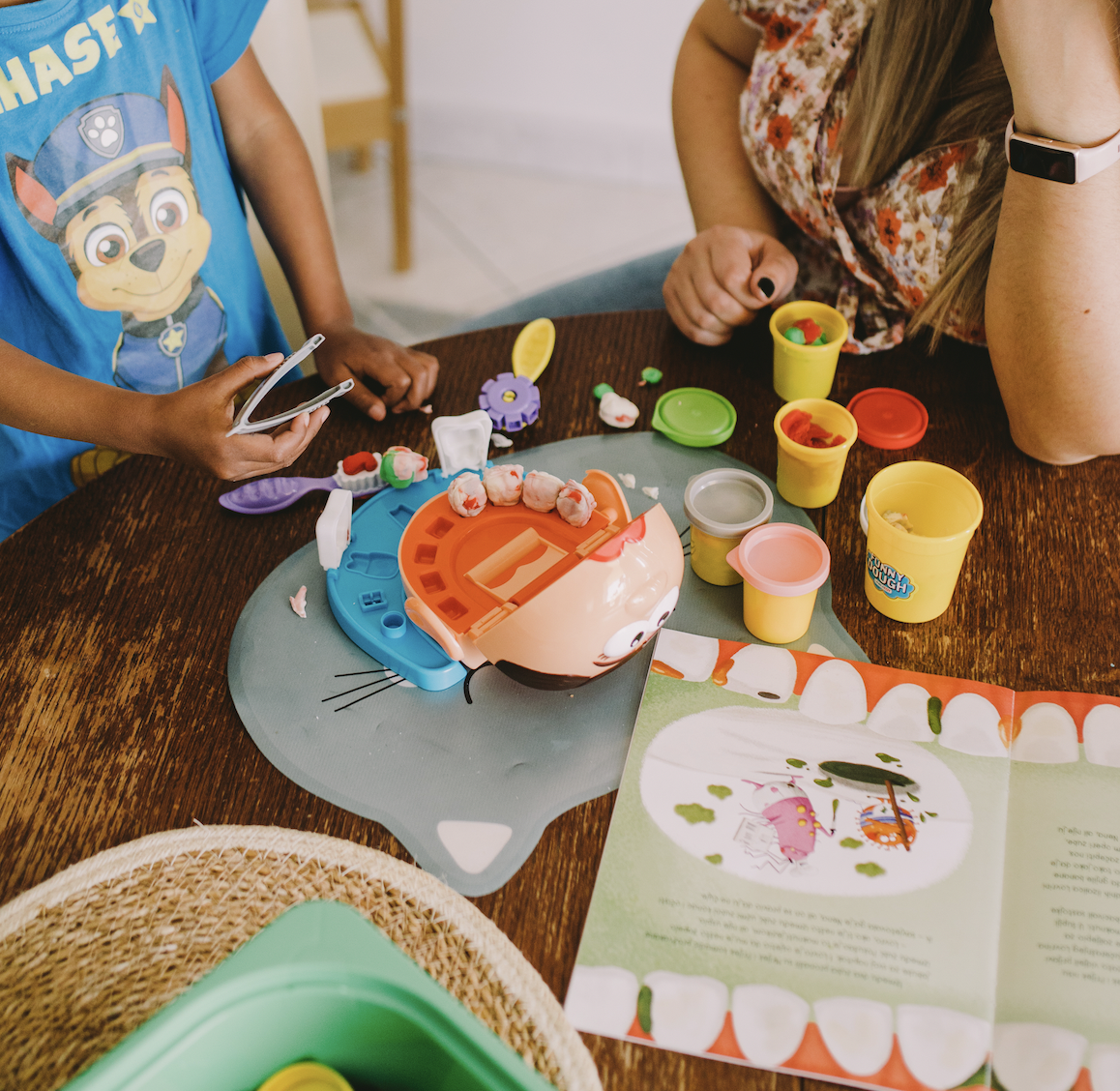 Dječak s majkom se igra zubarske ordinacije