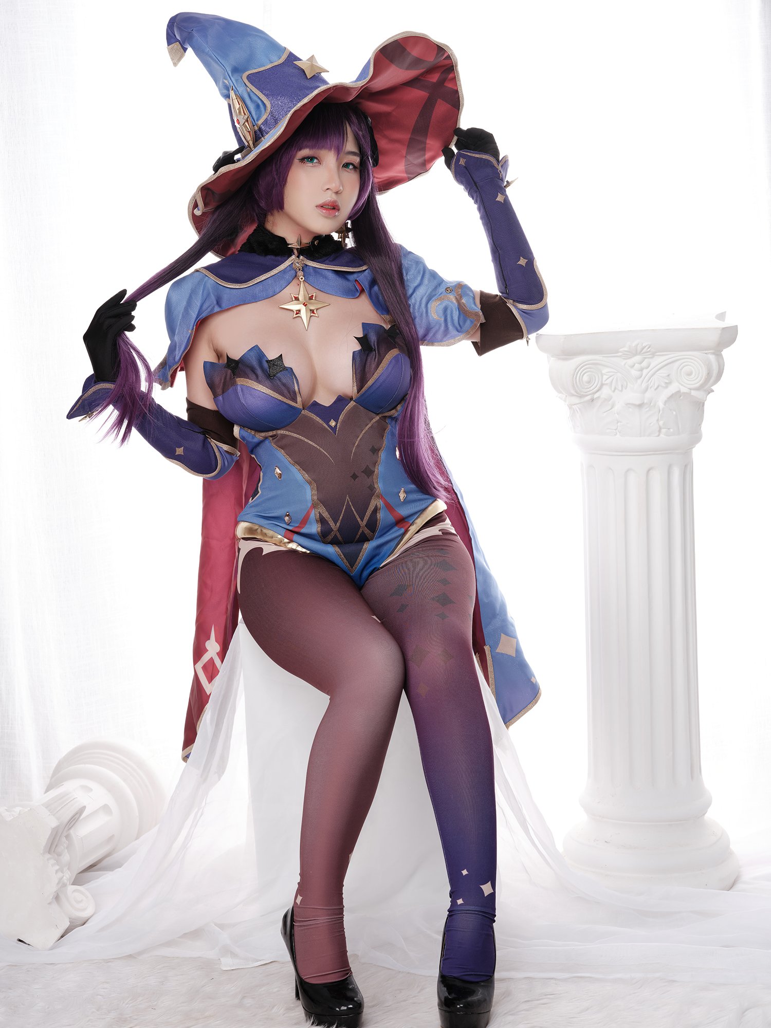 Mona Cosplay