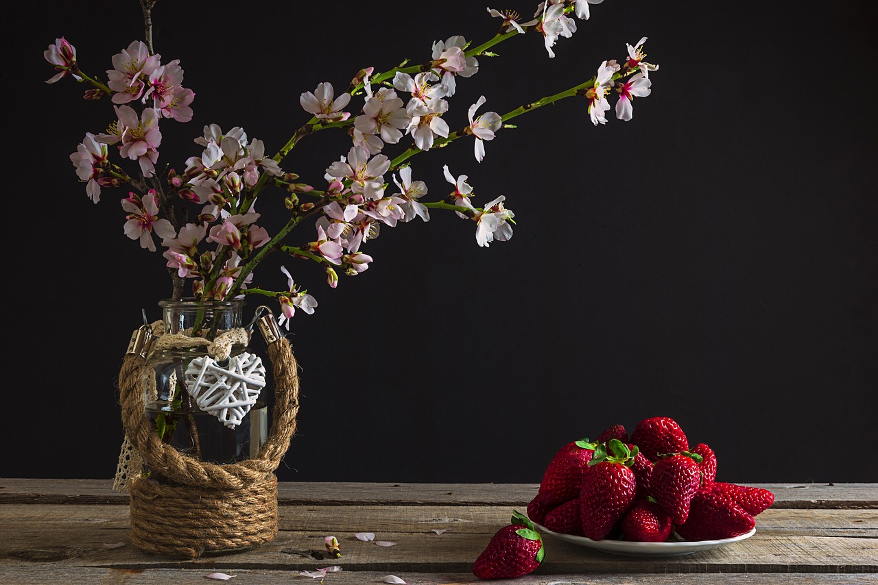 Bodegón, naturaleza, flores, fresas