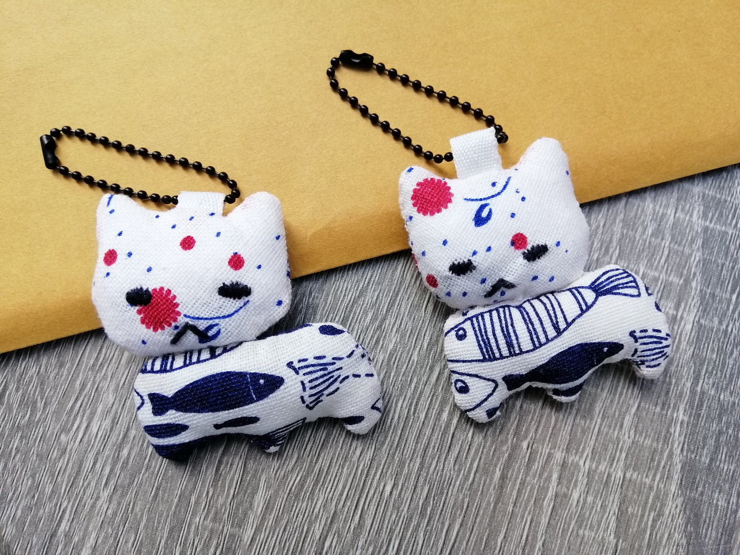 Handmade Plush Toy: Plushie keychain / adorable cat keychain - handcrafted miniature keychain plushie with distinctive designs and patterns.