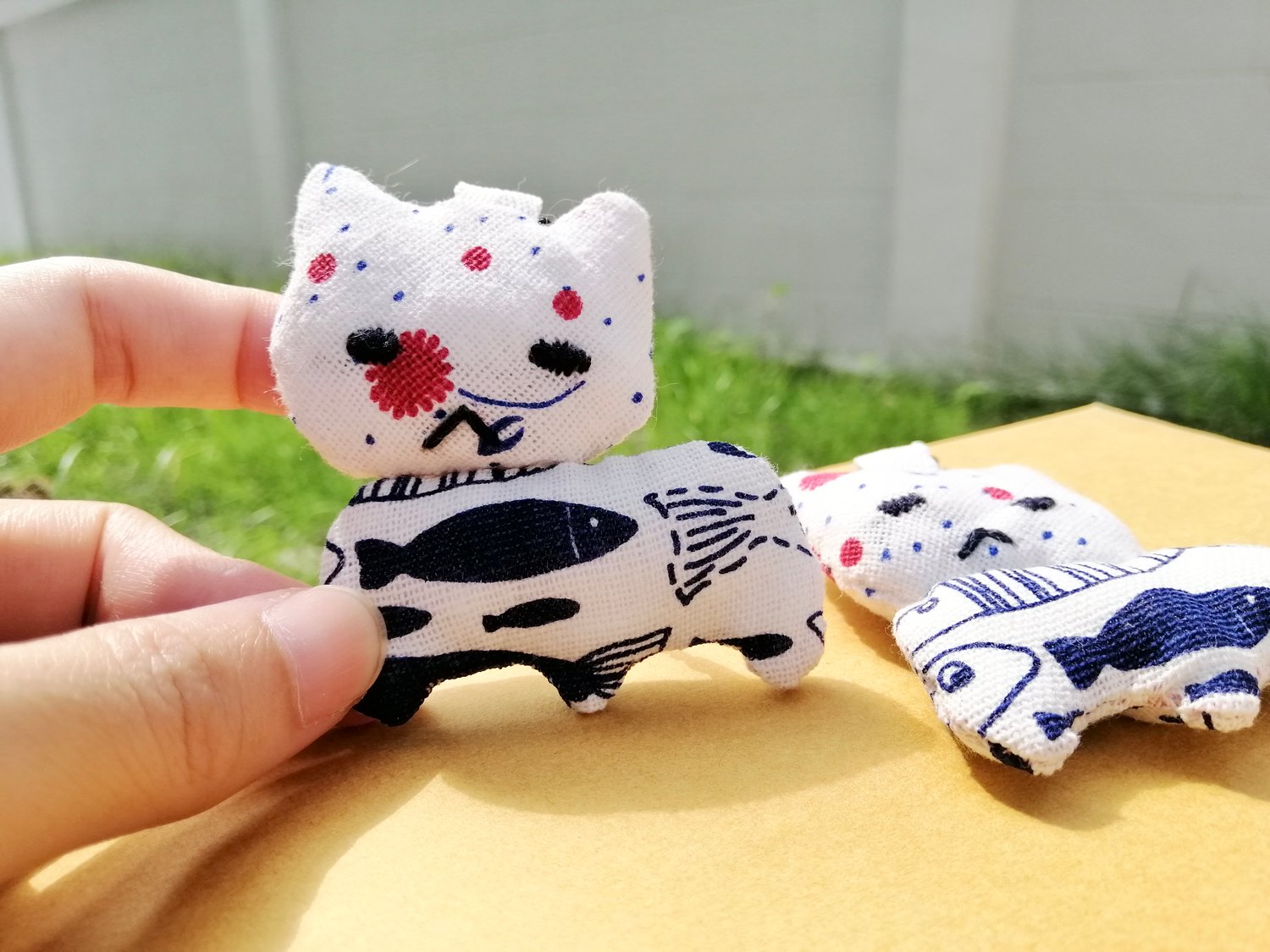 Handmade Plush Toy: Plushie keychain / adorable cat keychain - handcrafted miniature keychain plushie with distinctive designs and patterns.