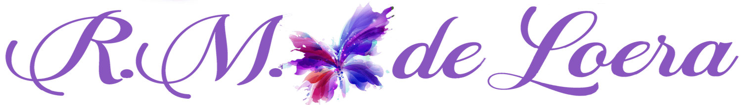 Logo de R. M. de Loera escritora de novela romántica de discapacitados. Mariposa en distintos tonos de color violeta.