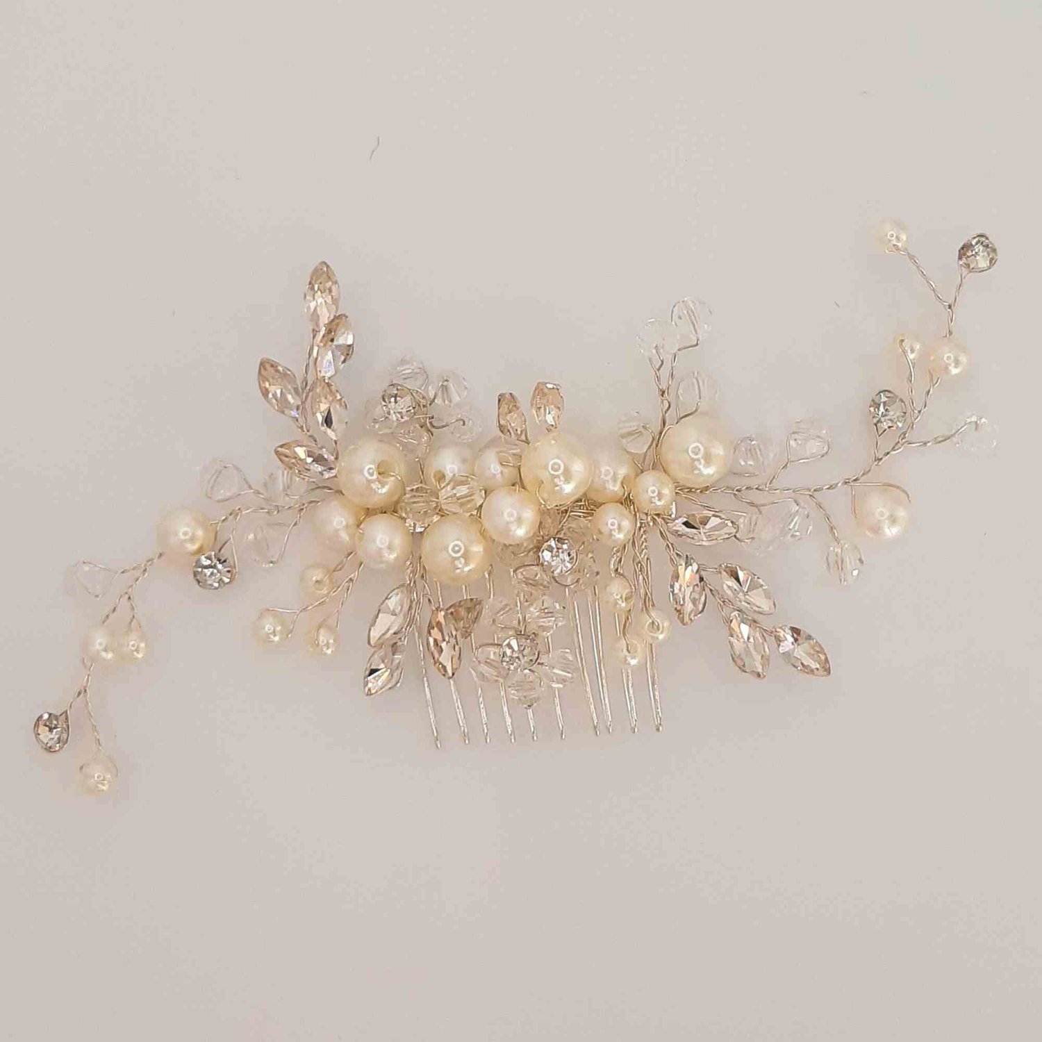 Entdecken Sie den zauberhaften Haarschmuck für Ihre Hochzeit in Hamburg!  In unserem Bridal Online-Shop bieten wir eine umfangreiche Auswahl an wunderschönem Haarschmuck, der perfekt für Ihre Trauung in der Kirche geeignet ist. Von filigranen Haarnadeln