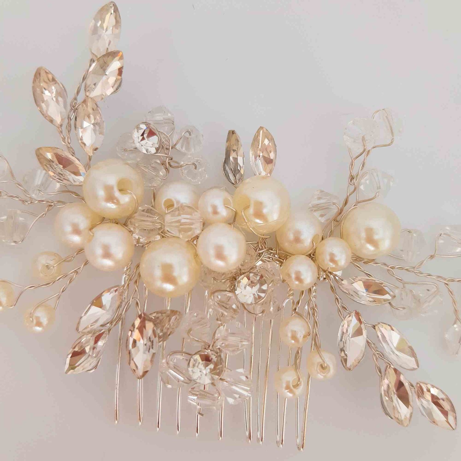 Entdecken Sie unsere exquisiten Brautdekorationen und Haarschmuck für Ihre Trauung in Hamburg!  In unserem Bridal Online-Shop bieten wir eine umfangreiche Auswahl an traumhaften Brautdekorationen und Haarschmuck, um Ihren Hochzeitstag in Hamburg unverges