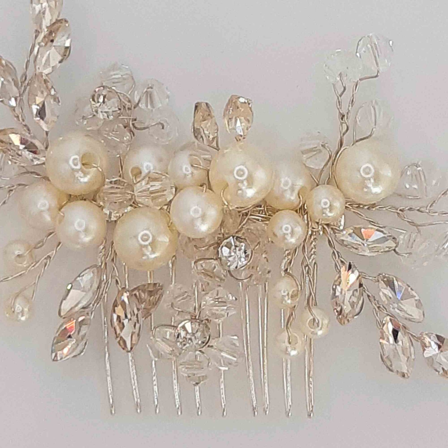 Willkommen in unserem Bridal Online-Shop für wunderschöne Haardeko in Hamburg!  Wir laden Sie herzlich ein, unsere handverlesene Auswahl an zauberhafter Haardeko für Ihre Trauung zu entdecken. Ob Sie nach einem eleganten Haarband, einem romantischen Blum