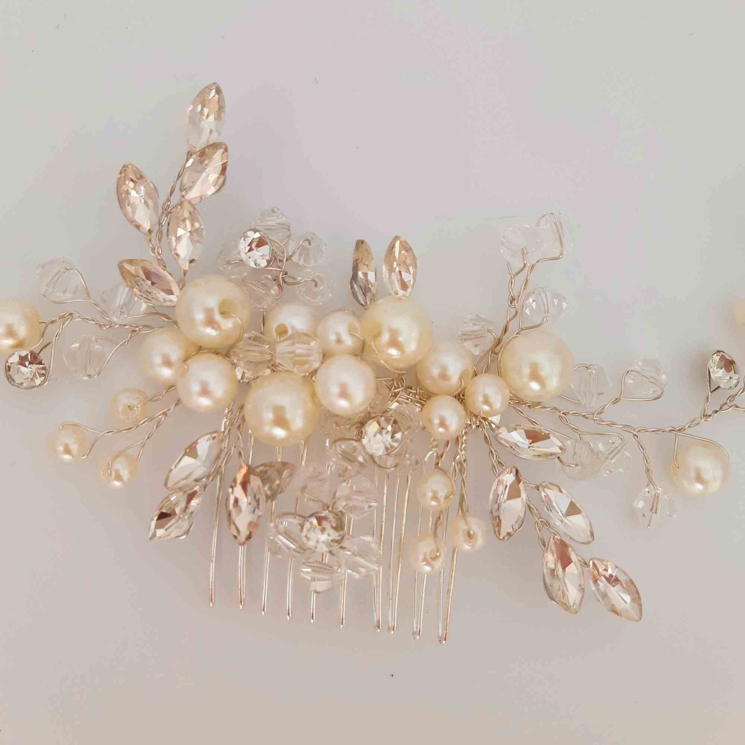 Entdecken Sie unsere exquisiten Brautdekorationen und Haarschmuck für Ihre Trauung in Hamburg!  In unserem Bridal Online-Shop bieten wir eine umfangreiche Auswahl an traumhaften Brautdekorationen und Haarschmuck, um Ihren Hochzeitstag in Hamburg unverges