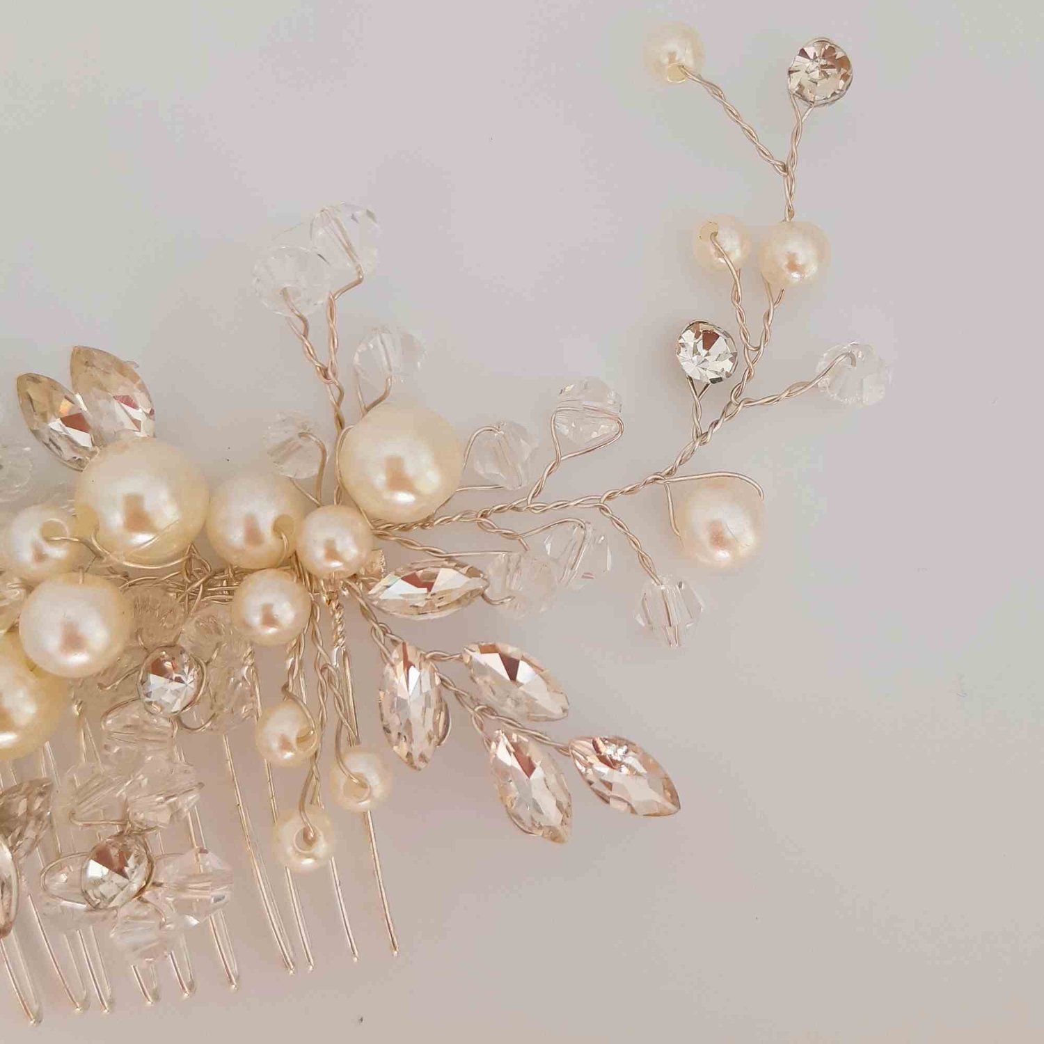 Entdecken Sie die zauberhafte Welt der Haardeko für Ihre Hochzeit in Hamburg!  Unser Bridal Online-Shop lädt Sie ein, eine exquisite Auswahl an schöner Haardeko für Ihren besonderen Tag zu erkunden. Von romantischen Blumenkronen bis zu eleganten Haarreif