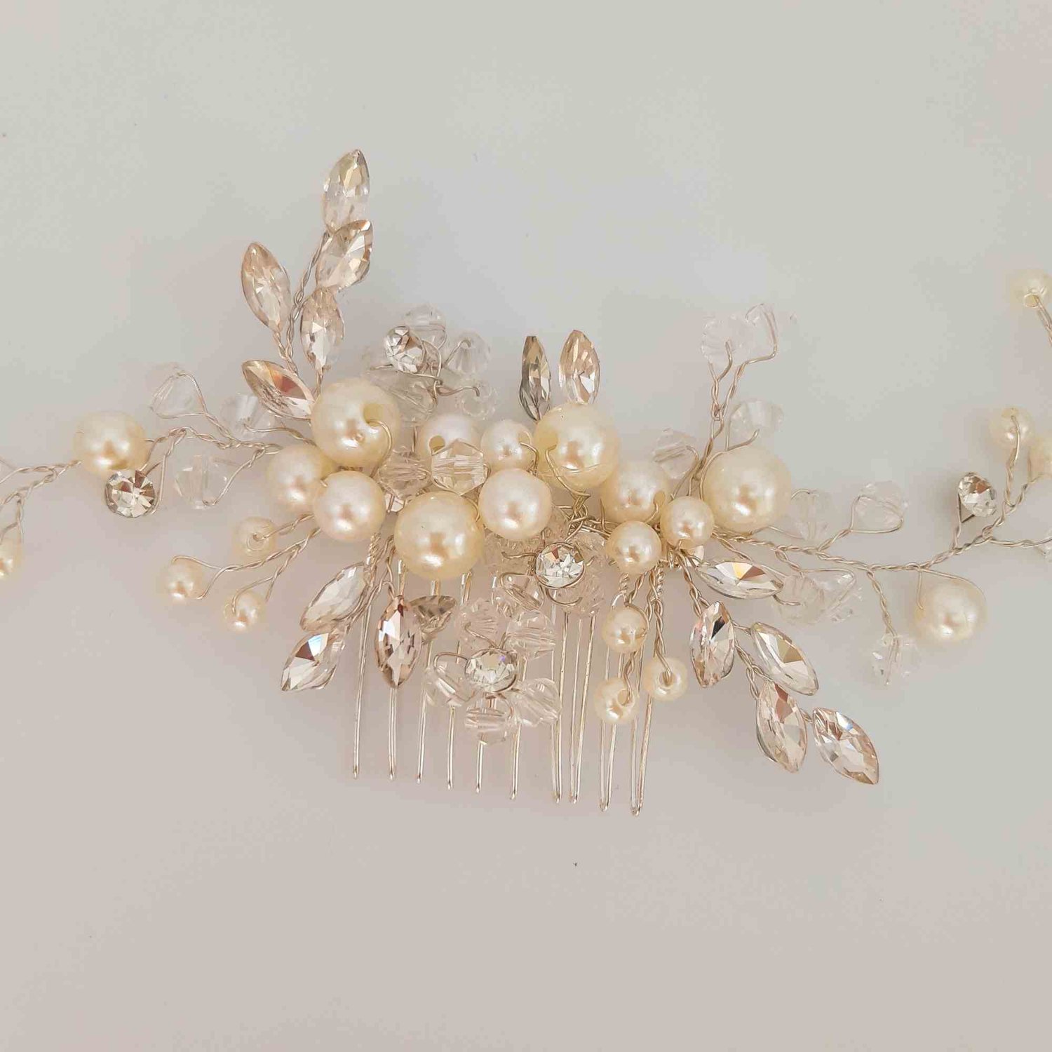 Entdecken Sie den perfekten Haarschmuck für Ihre Trauung in Hamburg!  In unserem Bridal Online-Shop bieten wir eine umfangreiche Auswahl an exquisitem Haarschmuck, um Ihren Hochzeitstag in Hamburg noch unvergesslicher zu machen. Von zarten Haarreifen übe