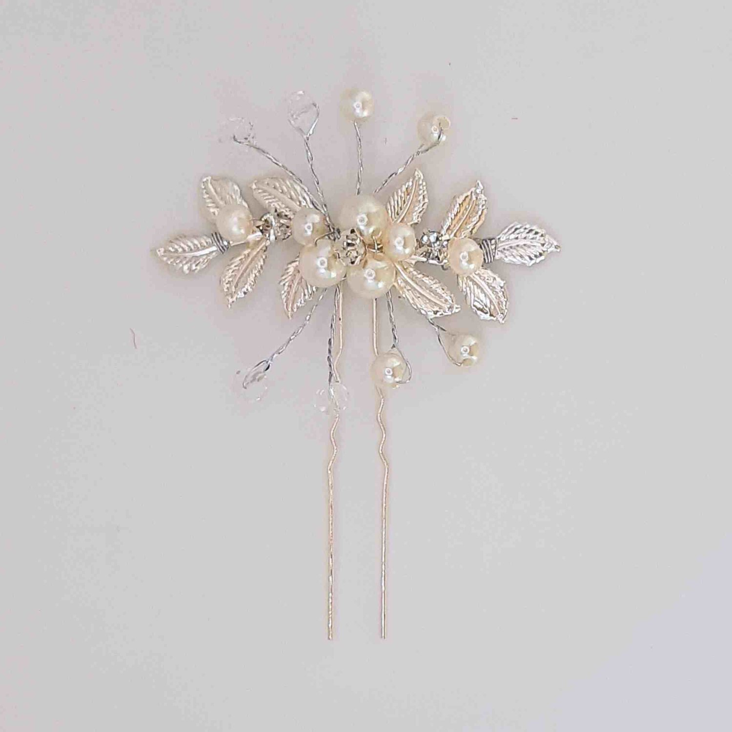 **Häufig gestellte Fragen (FAQ) über unseren Bridal Online Shop in Hamburg:**  **1. Was bietet Ihr Bridal Online Shop an?** Unser Bridal Online Shop in Hamburg bietet eine breite Palette an wunderschöner Haardeko und Accessoires für Ihre Hochzeit. Von rom