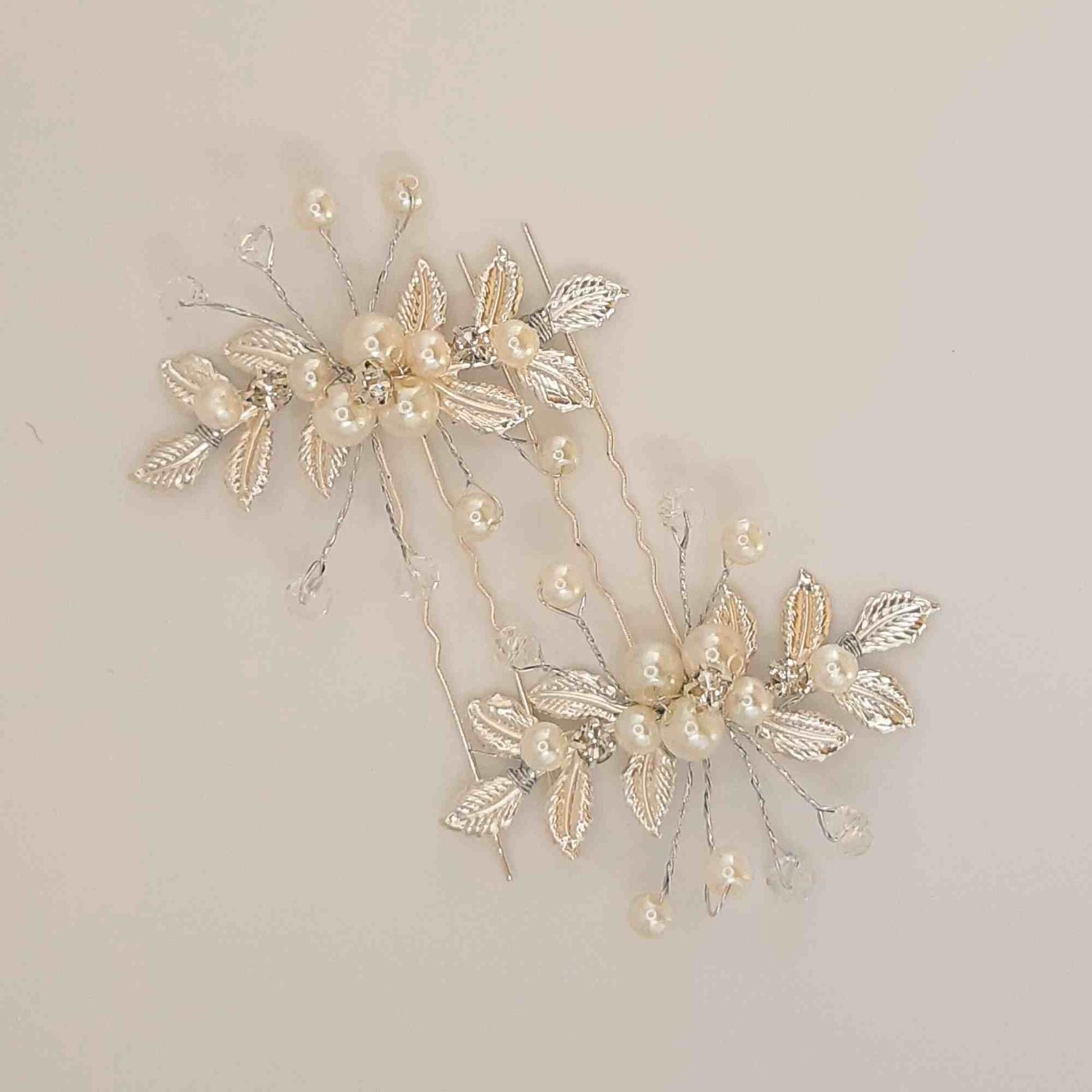 Willkommen in unserem zauberhaften Bridal Online Shop in Hamburg, wo wir Ihnen eine Auswahl an preiswerter Haardeko und Accessoires für Ihre Trauung bieten!  Unsere preiswerte Haardeko-Kollektion umfasst eine Vielzahl von wunderschönen Optionen, die spezi