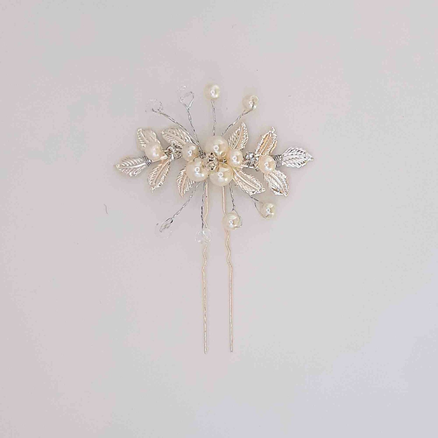 Willkommen in unserem einladenden Bridal Online Shop, Ihrem zuverlässigen Ziel für preiswerte Haardeko und Accessoires für Hochzeiten in Hamburg!  Unser Engagement liegt darin, Ihnen eine umfangreiche Auswahl an preiswerten Haardeko-Optionen anzubieten, d