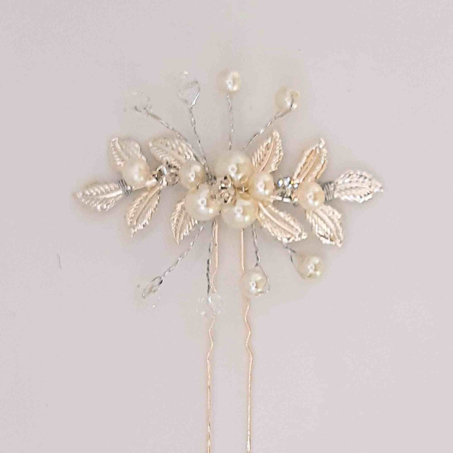 Willkommen in unserem romantischen Bridal Online Shop in Hamburg, Ihrem Ziel für wunderschöne Haardeko und Accessoires, die Ihre Hochzeit unvergesslich machen!  In unserem liebevoll gestalteten Laden finden Sie eine exquisite Auswahl an hochwertiger Haard