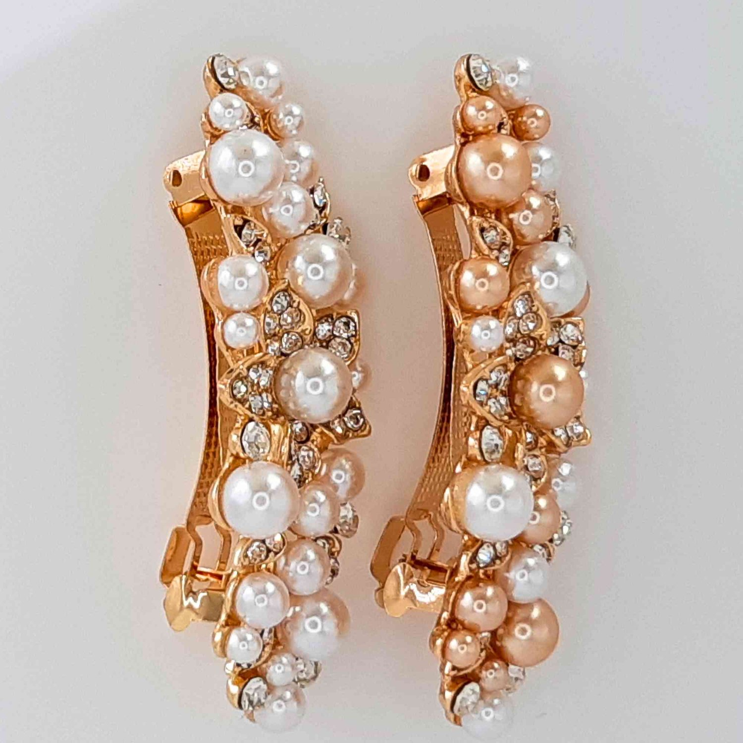 Herzlich willkommen in unserem exklusiven Bridal Online-Shop für Hamburg und Umgebung!  Tauchen Sie ein in die Welt der romantischen Hochzeitshaardeko und entdecken Sie eine Vielzahl von zauberhaften Accessoires, die Ihren großen Tag unvergesslich machen.