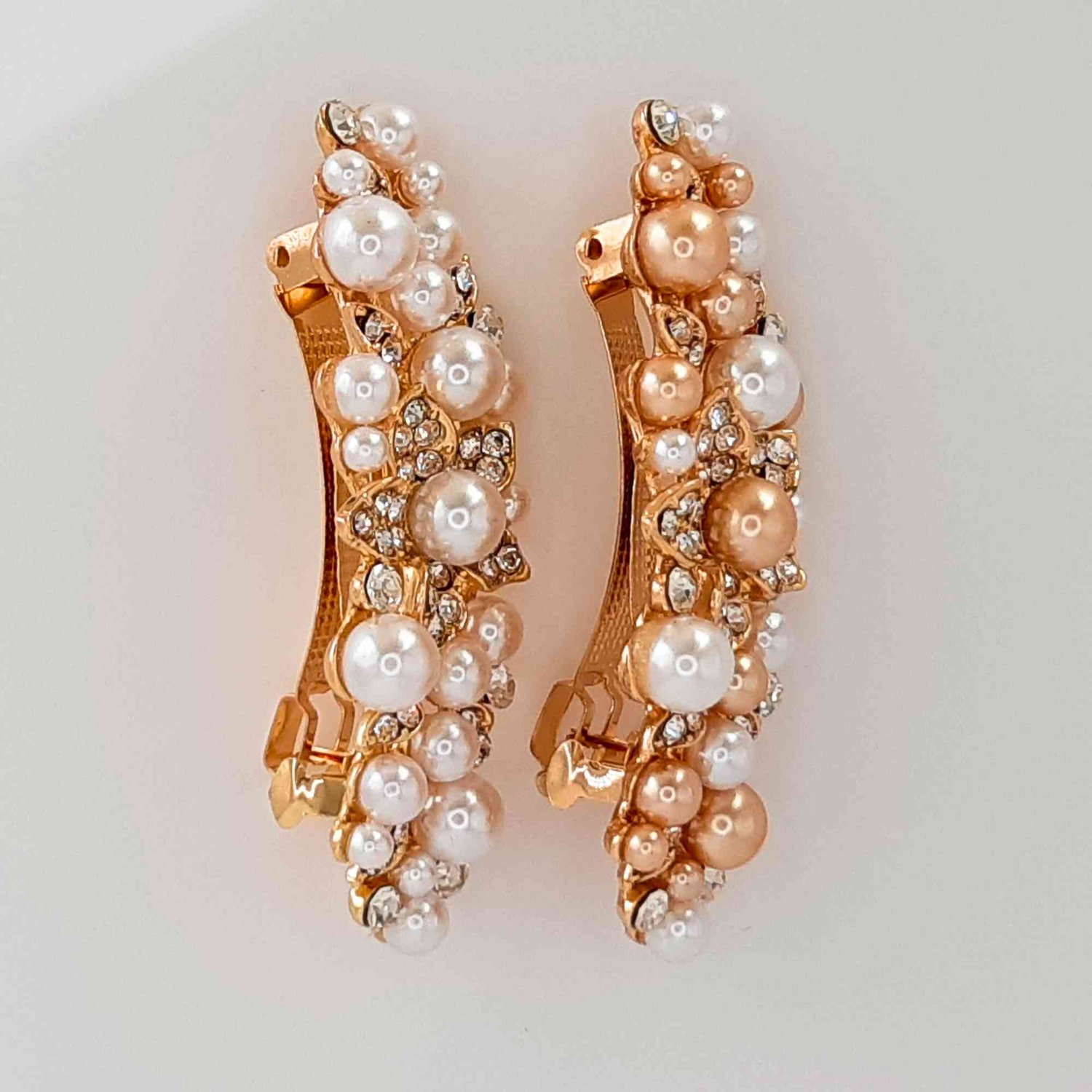 Herzlich willkommen in unserem Bridal Online-Shop für Hamburg und Umgebung!  Entdecken Sie in unserem liebevoll kuratierten Sortiment eine wundervolle Auswahl an Haarspangen, die speziell für Ihren Hochzeitstag entworfen wurden. Unsere Haarspangen strahle