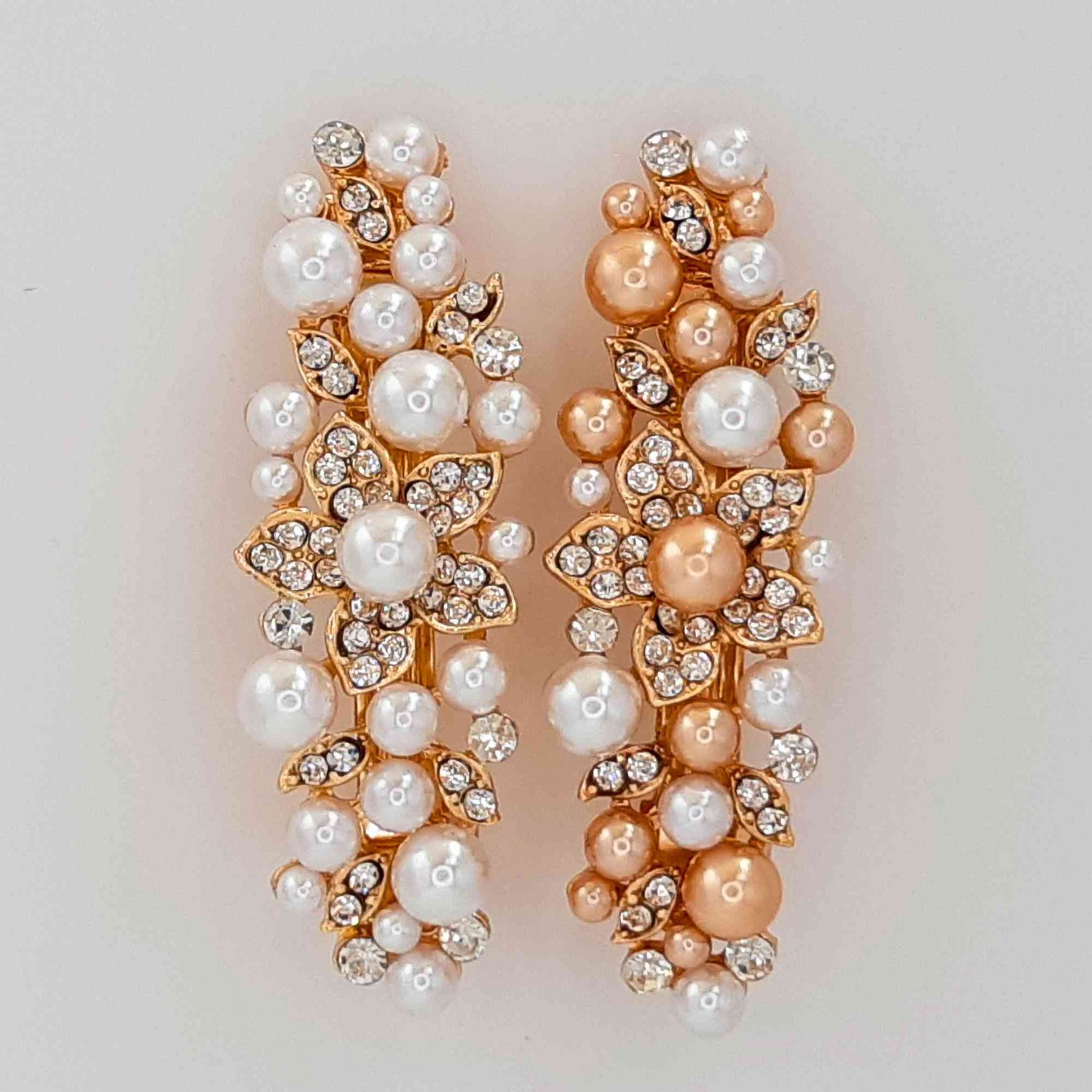 Willkommen in unserem exklusiven Bridal Online-Shop, Ihrem Experten für traumhaften Haarschmuck für Bräute in Hamburg und darüber hinaus!  Unsere Leidenschaft liegt darin, Bräute mit den schönsten und romantischsten Haarspangen zu begleiten, um ihren Hoch