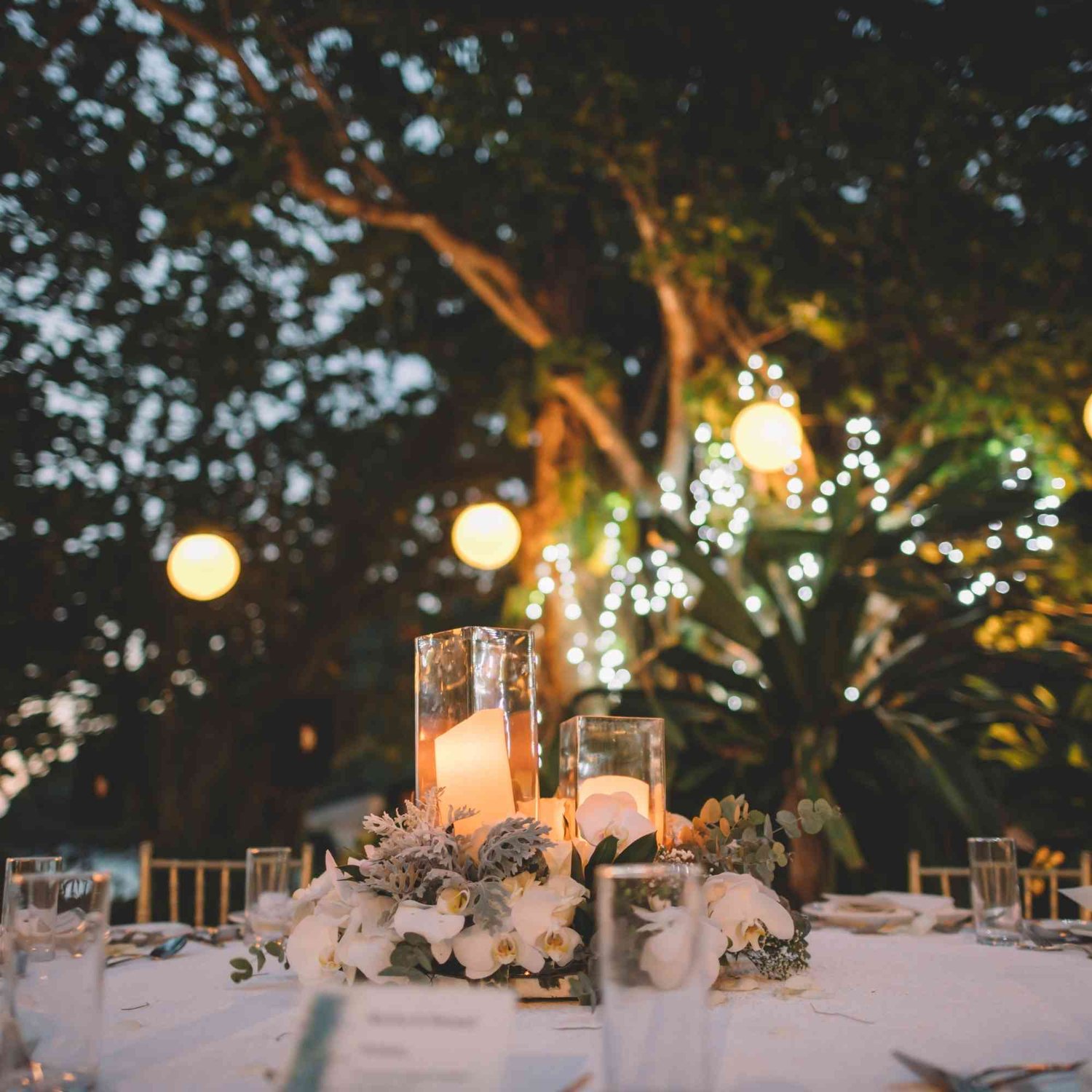 Wenn Sie eine weiße Ausstattung für Ihr Hochzeitsessen suchen, sind Sie bei uns genau richtig. Wir bieten eine Vielzahl von weißen Tischdecken, Servietten und Geschirr, die Ihrem Festmahl einen eleganten und edlen Touch verleihen. Unsere weiße Ausstattung für Hochzeitsessen sorgt für eine stilvolle Atmosphäre, die Ihre Gäste beeindrucken wird.  Für ein weißes Hochzeitsmahl bieten wir eine Auswahl an weißen Dekorationsartikeln, die Ihre Tafel in ein festliches Ambiente verwandeln. Von weißen Kerzenständern über elegante Blumenarrangements bis hin zu dekorativen Platzkartenhaltern - unsere weiße Ausstattung für Hochzeitsmahlzeiten sorgt für eine ansprechende Optik, die Ihre Gäste begeistern wird.  Planen Sie eine weiße Ausstattung für Ihre Hochzeitsparty? Wir bieten eine Vielzahl von weißen Dekorationsartikeln, die Ihre Feierlichkeit in ein traumhaftes Fest verwandeln. Von weißen Luftballons über glitzernde Girlanden bis hin zu dekorativen Tischläufern - unsere weiße Ausstattung für Hochzeitspartys schafft eine festliche Atmosphäre, die Ihre Gäste verzaubern wird.  Für eine weiße Ausstattung Ihrer Trauung bieten wir eine Auswahl an Dekorationsartikeln, die Ihre Zeremonie zu einem unvergesslichen Ereignis machen. Von weißen Blumengirlanden über elegante Bögen bis hin zu dekorativen Sitzkissen - unsere weiße Ausstattung für Trauungen sorgt für eine romantische Atmosphäre, die Ihre Liebe zelebriert.  Planen Sie eine weiße Ausstattung für Ihre Trauung im Garten? Unsere Auswahl an Dekorationsartikeln bietet Ihnen zahlreiche Möglichkeiten, Ihre Outdoor-Zeremonie stilvoll zu gestalten. Von weißen Pavillons über romantische Rosenbögen bis hin zu dekorativen Blumenarrangements - unsere weiße Ausstattung für Trauungen im Garten verleiht Ihrem besonderen Tag eine elegante Note.  Entdecken Sie unsere weiße Dekoration für Gartenhochzeiten und gestalten Sie Ihren Außenbereich ganz nach Ihren Vorstellungen. Unsere Auswahl an weißen Dekorationsartikeln bietet Ihnen zahlreiche Möglichkeiten, Ihre Gartenhochzeit stilvoll und einladend zu gestalten, während gleichzeitig eine elegante Atmosphäre geschaffen wird.  Für eine weiße Dekoration Ihrer Gartenparty bieten wir eine breite Palette von Dekorationsartikeln, die Ihren Außenbereich in ein festliches Ambiente verwandeln. Von weißen Lampions über elegante Lichterketten bis hin zu dekorativen Tischdekorationen - unsere weiße Dekoration für Gartenpartys lässt Ihre Feierlichkeit strahlen und sorgt für eine unvergessliche Party.  Wenn Sie nach einer weißen Dekoration für Ihre Hochzeit suchen, sind Sie bei uns genau richtig. Wir bieten eine Vielzahl von weißen Dekorationsartikeln, die Ihren Hochzeitstag verschönern und eine elegante Atmosphäre schaffen. Von weißen Blumenarrangements über stilvolle Kerzenleuchter bis hin zu dekorativen Tischläufern - unsere weiße Dekoration lässt Ihre Hochzeit stilvoll und ansprechend wirken.  Für eine weiße Dekoration Ihrer Hochzeitsmahlzeit bieten wir eine breite Palette von Dekorationsartikeln, die Ihren Speisesaal in eine elegante Kulisse verwandeln. Von weißen Tischdecken über glänzende Kerzenständer bis hin zu dekorativen Serviettenringen - unsere weiße Dekoration für Hochzeitsmahlzeiten sorgt für eine ansprechende Optik, die Ihre Gäste beeindrucken wird.
