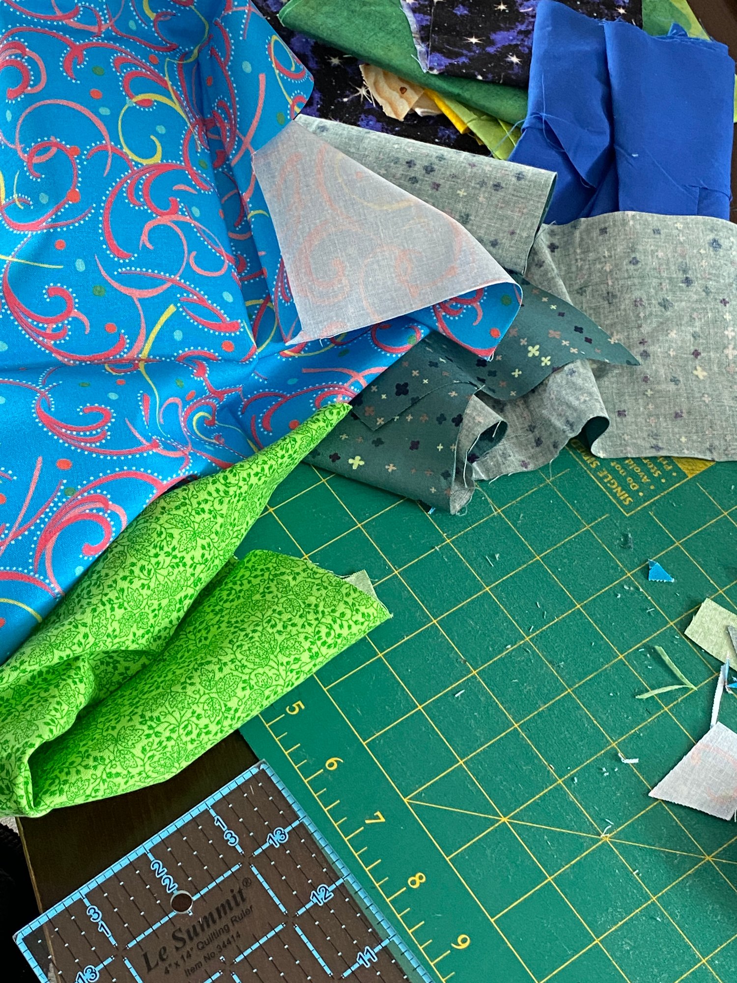After a mad dash to my local fabric store, Thimbles and Threads in Upper Hutt, I found this blue fabric with colourful squiggly lines on it. It appears to be from the same fabric collection as the confetti fabric.