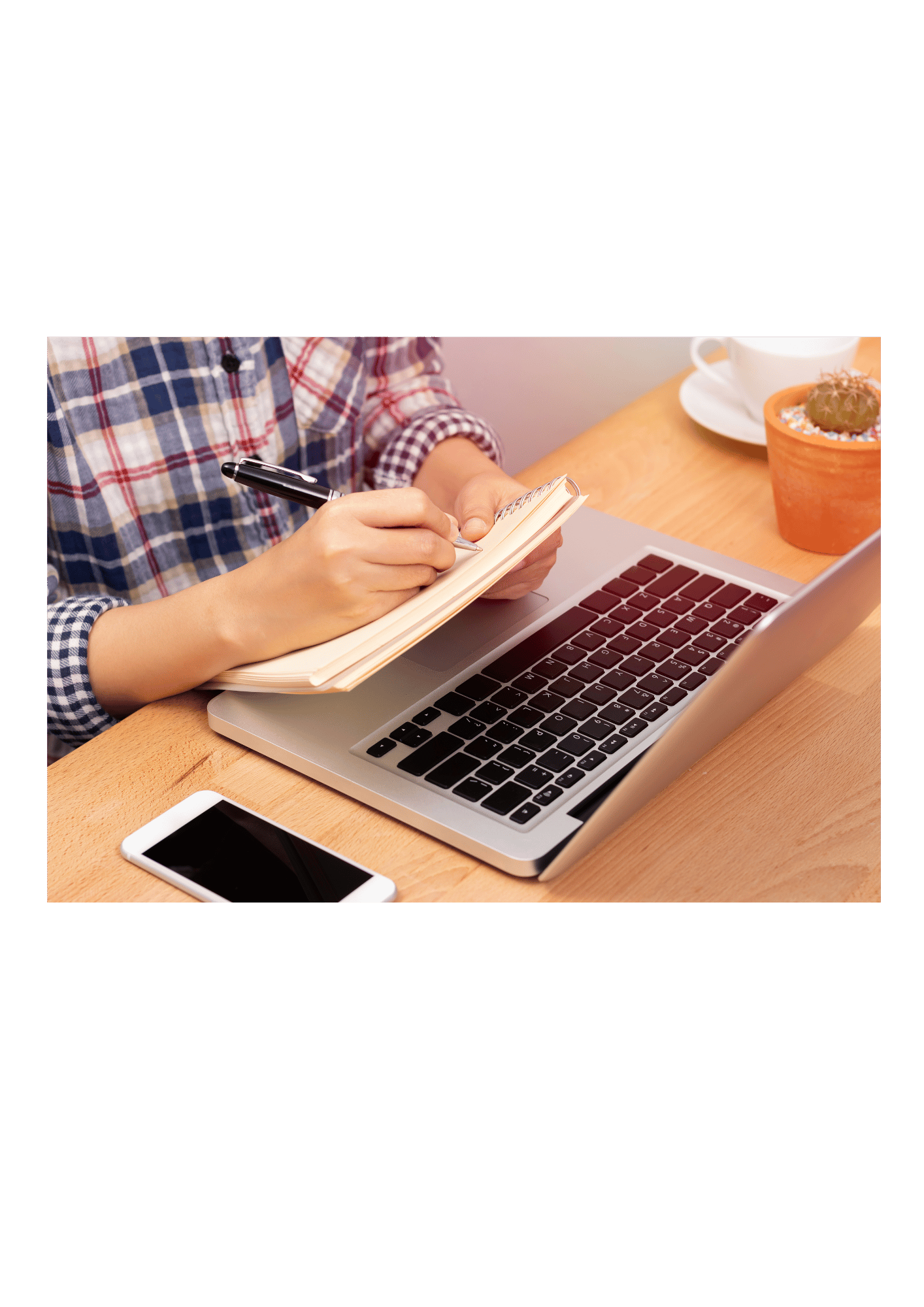 En kvinna med ett skrivblock. Sitter framför en laptop. Online kurs