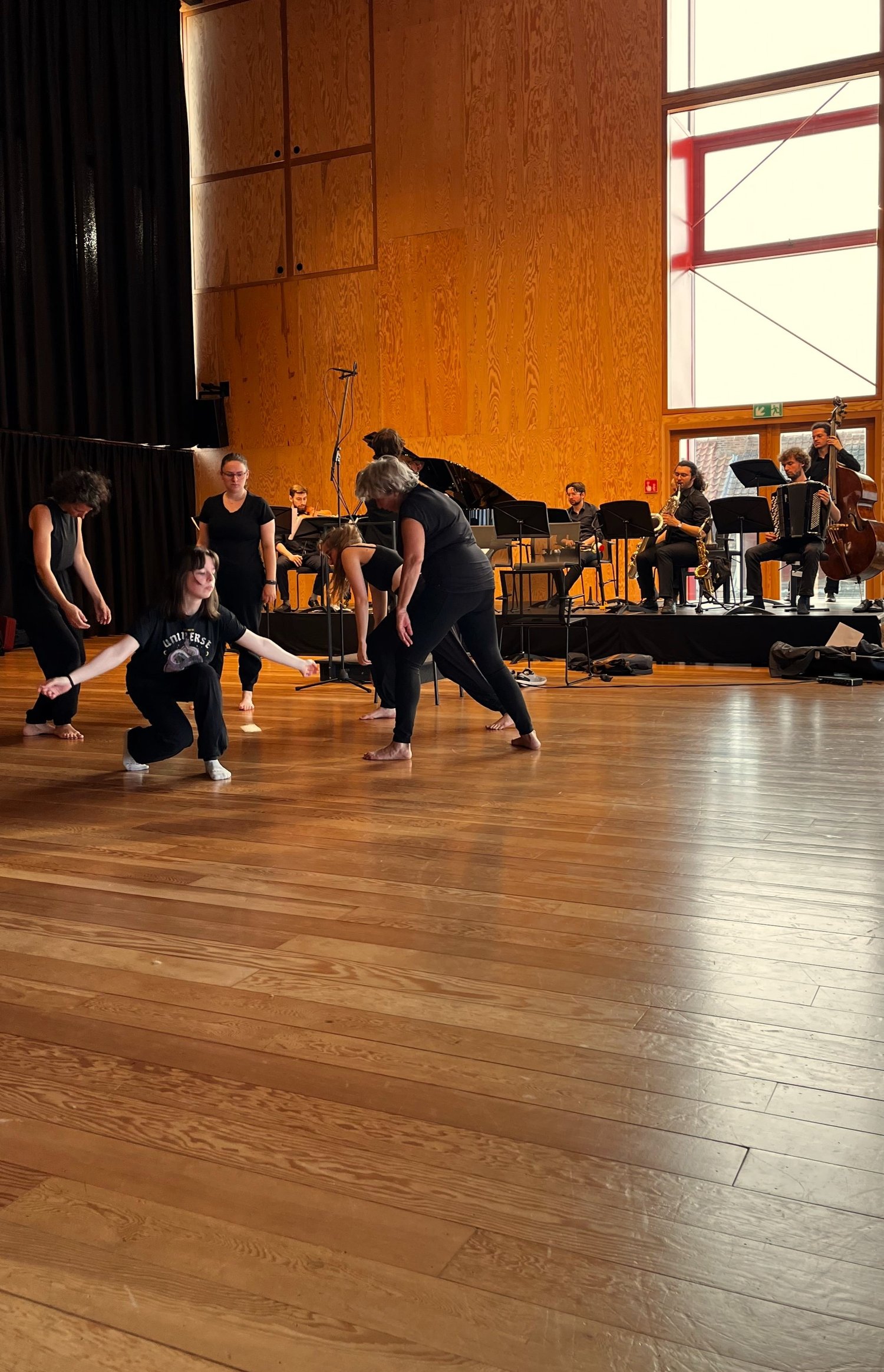 performance photo of the dancers performing Milo Paulus' ballet Omphalos