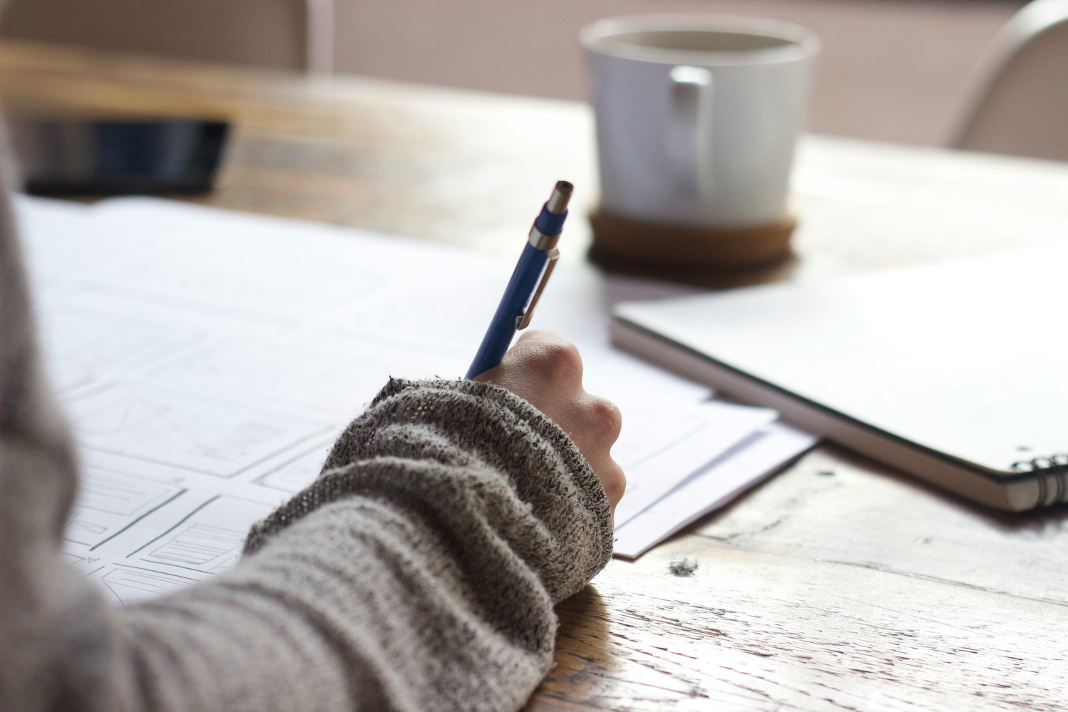Mujer Intencional escribiendo su plan de vida