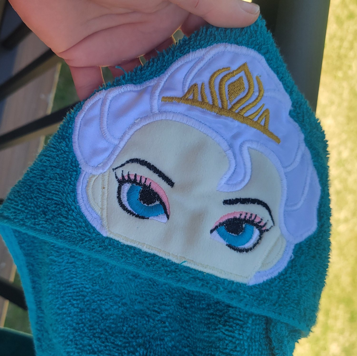 Tv Character PRINCESS peeker Appliqué - hood towel Embroidery design frozen princess head design
