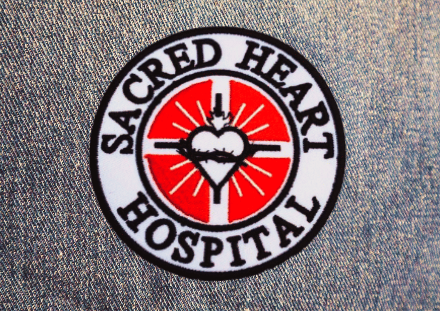 Logo Sacred Heart Hospital, Serie Scrubs, fondo vaquero