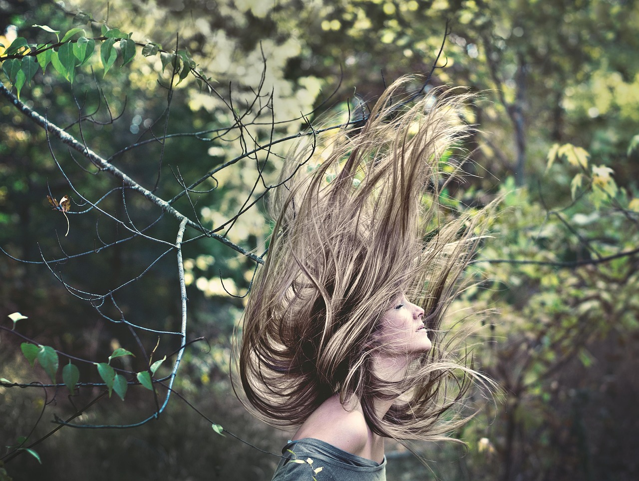 Novelas Isabel Allende-fotografía mujer, cabello y vueltas-árboles, bosque y parque