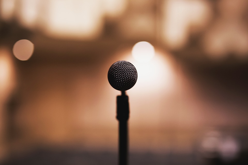 Recursos interpretativos canto-micrófono, concierto, audio y escenario