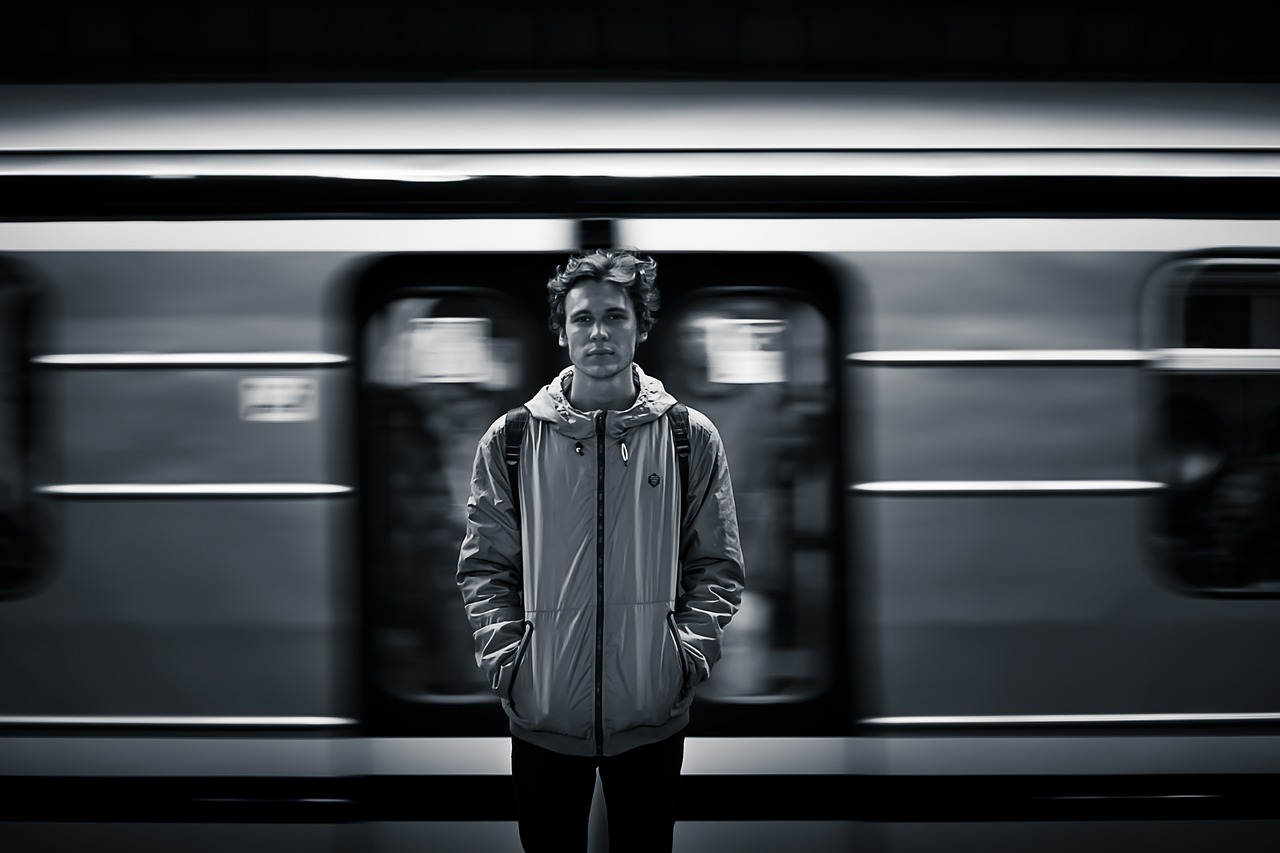 Crisis, fotografía blanco y negro, hombre y tren