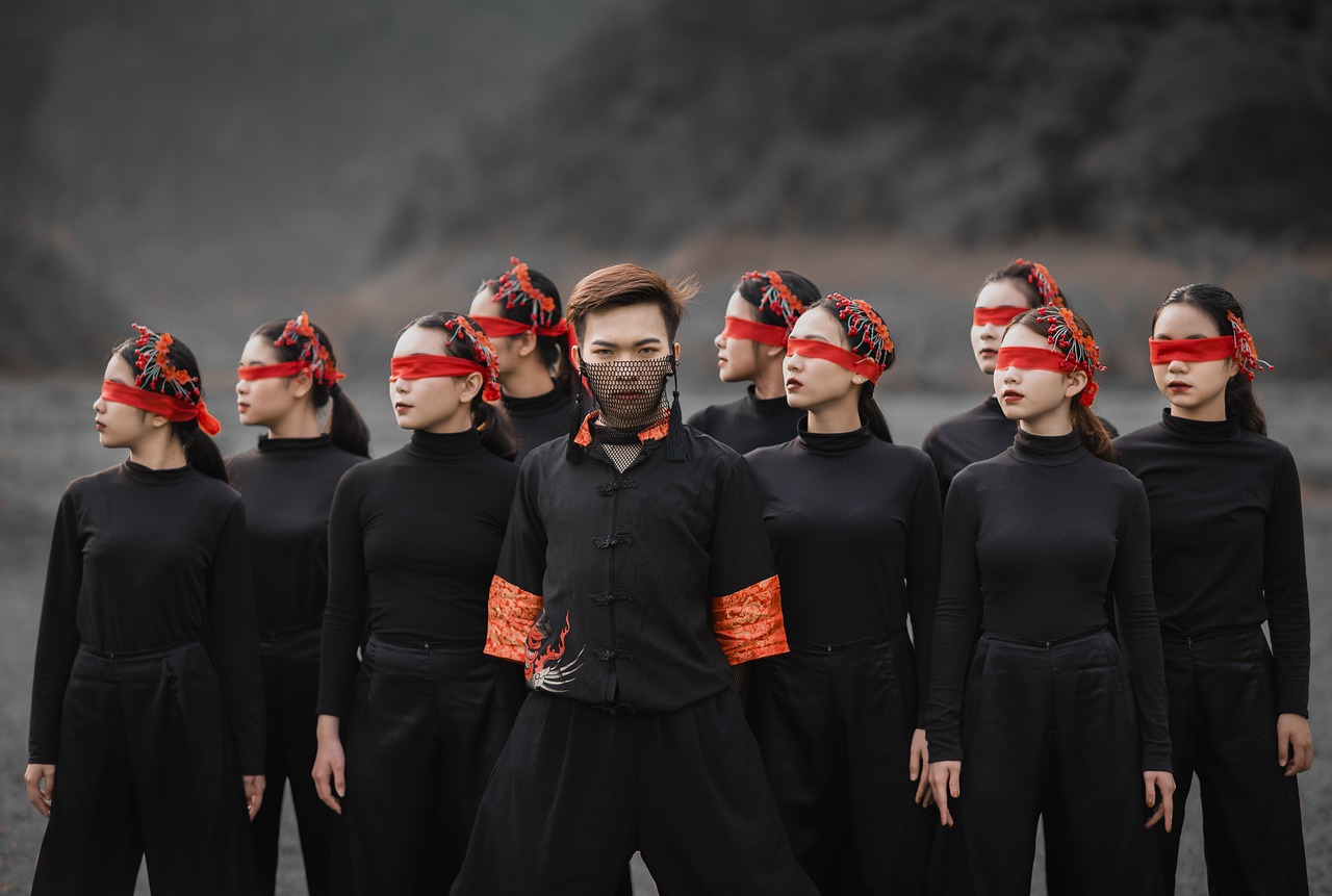 Revolución de la danza-fotografía uniforme negro, venda roja, grupo, multitud