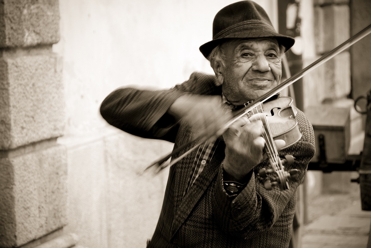 Hombre, violín y músico callejero