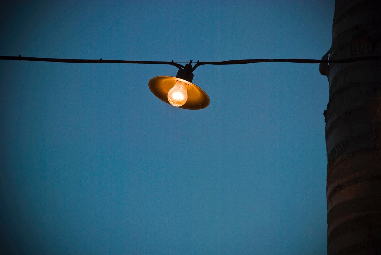 Fotografía de bombilla solitaria encendida-Honjok